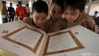Pengunjung melihat pameran sejarah dan seni Islam di Masjid Istiqlal, Jakarta, Rabu (22/2/2017).