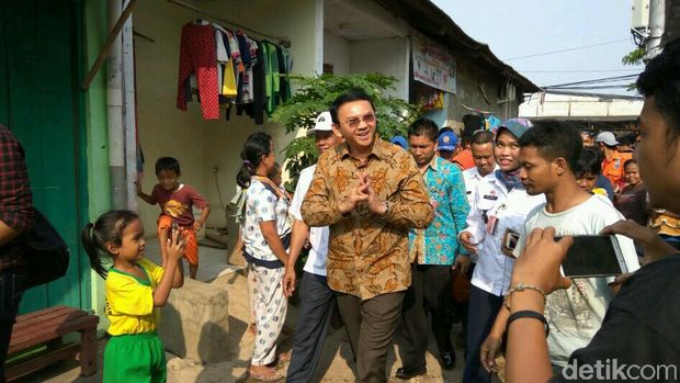 Ahok melayat ke rumah Dennis.