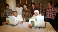 Mensos Khofifah Indar Parawansa dan  Menteri Pekerjaan Umum dan Perumahan Rakyat Basuki Hadimuljono juga menjajal alat pengukur tekanan darah mandiri.
