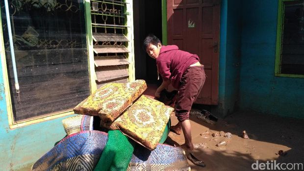 Momen Warga Cipinang Melayu Bersih-bersih Sampah Pasca Banjir