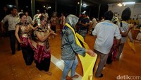 Para risers ikut menari.