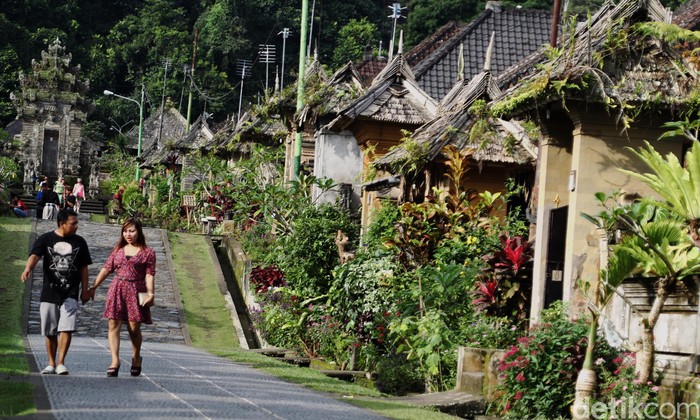 Desa Penglipuran merupakan sebuah wilayah pedesaan yang menjadi ikon desa wisata di Bali. Desa ini menjadi tujuan wisatawan domestik dan asing.