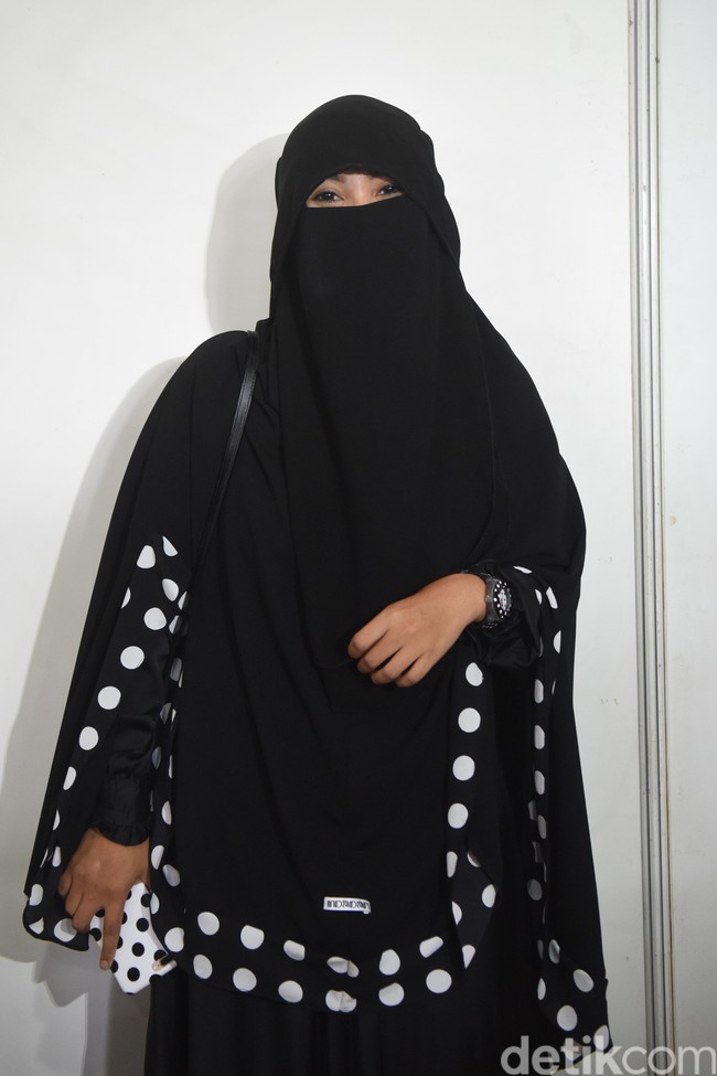 Perjalanan Indadari dengan cadar sendiri dimulai sejak 2014. Dia memutuskan memakai niqab setelah mengetahui lebih banyak soal hukum dari mengenakan pakaian tersebut. Indadari mengaku saat awal memakai niqab ia mengalami beberapa kesulitan. Mulai belum terbiasa makan dengan memakai cadar hingga sempat diragukan oleh keluarganya. Foto: Noel/detikHOT.