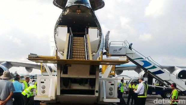 Tangga motorized atau excavator yang khusus digunakan oleh Raja Salman telah mendarat di Bandara Halim Perdanakusuma dan Bandara Ngurah Rai Bali