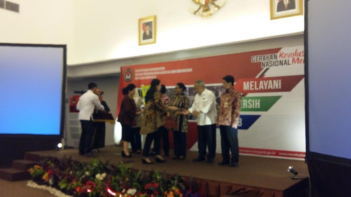 Kemenko PMK Serahkan 153 Alat Pengukur Tekanan Darah ke 64 Kementerian