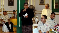 Sultan Abdul Gani tidak canggung menyambut para risersnya. Sambil mengenakan beskap hitam tamunya dia mengucapkan terima kasih atas kedatangan para risers.