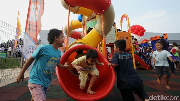 Taman Kalijodo dilengkapi fasilitas bermain edukasi anak dan aneka olah raga.
