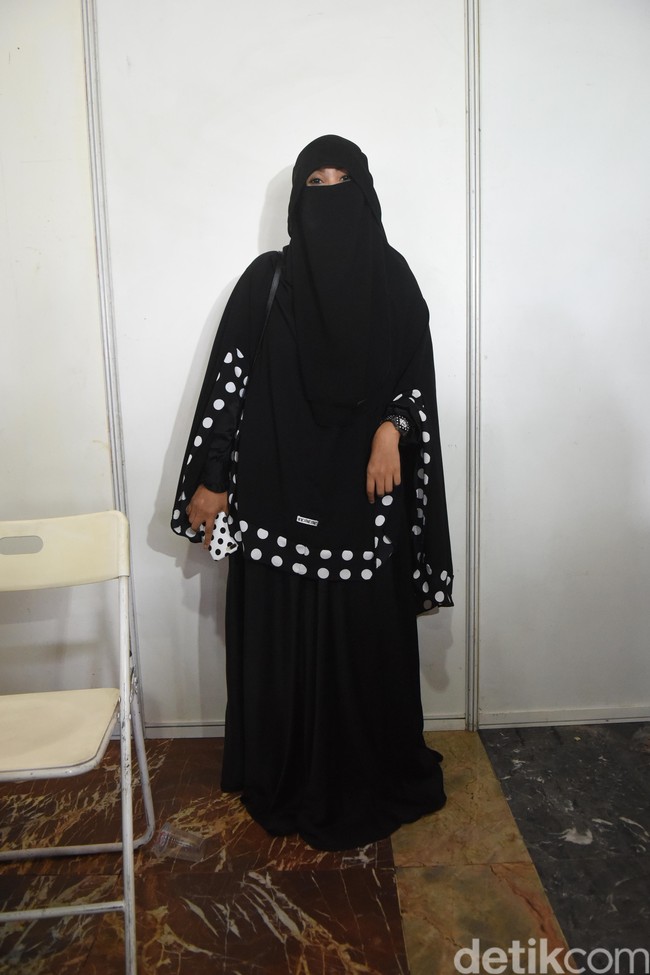 Pada saat itu, wanita yang akrab disapa Inda tersebut berusaha meyakinkan keluarganya bahwa apa yang dilakukannya ini sesuai dengan syariat dari Nabi Muhammad SAW. Dia memberikan pengertian pada keluarga, tidak mungkin Allah dan Nabi Muhammad SAW membahayakan umatnya melalui syariatnya. Alhamdulillah semuanya bisa menerima dan lancar, ujarnya. Foto: Noel/detikHOT.