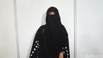 Mengidap Penyakit Kulit, Istri Caisar Tampil Bercadar