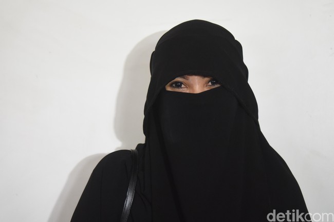 Nama Indadari mulai dikenal semenjak menikah dengan aktor Lucky Hakim. Keduanya berpisah pada tahun 2010. Kemudian ia menikah dengan komedian Caisar Putra Aditya pada 2014 dan berpisah pada 2018. Sosok Indadari pun menjadi sorotan publik. Perjalanan Indadari dengan cadar sendiri dimulai sejak 2014. Dia memutuskan memakai niqab setelah mengetahui hukum sunnah dari mengenakan niqab. Ia pun kini aktif berdakwah dan melakukan kegiatan sosial. Foto: Noel/detikHOT.