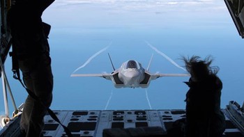 Mendekati pesawat Hercules untuk pengisian bahan bakar. Foto: Getty Images