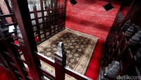 Selain keunikan di bidang arsitekturnya yang khas bercorak hindu dengan warna merah, ada tradisi unik lainnya yang mungkin hanya ada di Indonesia, bahkan mungkin satu-satunya di dunia. Adzan pitu merupakan tradisi yang dilakukan sejak sekitar 500 tahun silam.