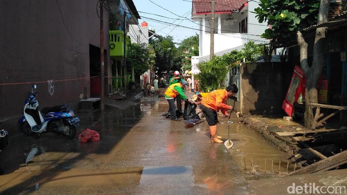 Momen Warga Cipinang Melayu Bersih-bersih Sampah Pascabanjir
