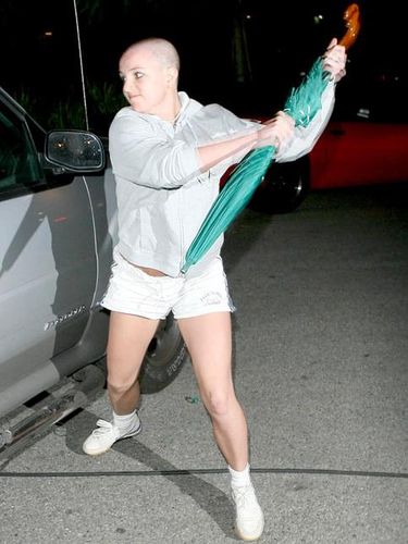 Payung yang Dipakai Britney Spears Serang Paparazzi Akan Dilelang, Minat?