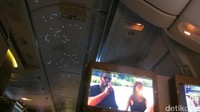 Agar makin terlelap, lampu kabin akan dimatikan dan langit-langitnya tampak seperti berkilauan selayaknya bintang. Bikin tidur makin nyenyak (Afif/detikTravel)