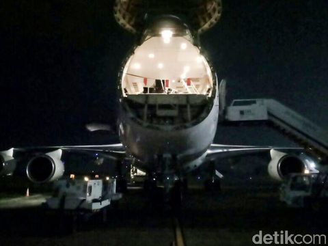 Tangga motorized atau excavator yang khusus digunakan oleh Raja Salman telah mendarat di Bandara Halim Perdanakusuma dan Bandara Ngurah Rai Bali