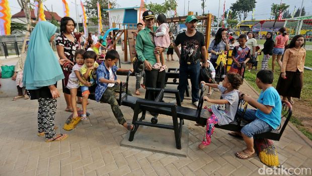 Aktivitas anak-anak di area bermain RPTRA Kalijodo