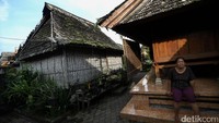 Warga di desa itu terbiasa untuk memisahkan sampah menjadi tiga bagian. Pertama sampah yang akan diolah menjadi kompos sampah organik, kedua sampah plastik kertas dan sejenisnya yang dijual oleh ibu-ibu PKK kepada bank sampah, dan ketiga sampah yang dibuang ke TPA.