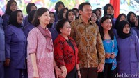 Ahok dan Megawati sempat foto bersama ibu-ibu PKK DKI usai menyanyikan lagu Mars PKK.