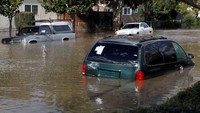 Kawasan San Jose, California, terendam banjir, Senin (21/2) waktu setempat. REUTERS/Stephen Lam.