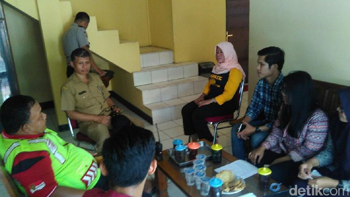 Densus Kembalikan Ibu dan 4 Anak yang akan Susul Suami ke Suriah