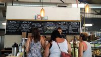  Untuk menyicipi kue ini, traveler harus ikut antre terlebih dulu (Wahyu/detikTravel)