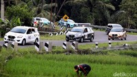 Jalan yang berliku semakin membuat perjalanan menarik.