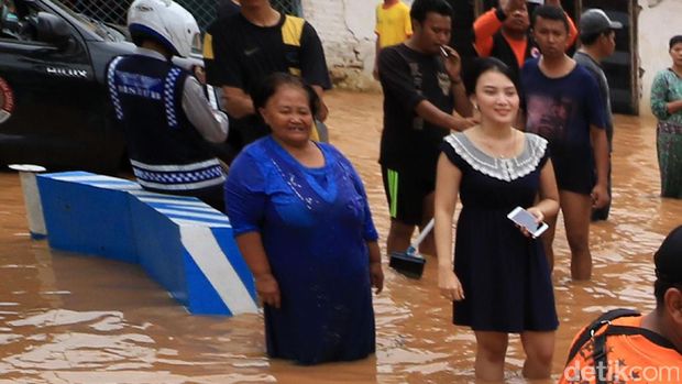 Kenalan dengan Wulan, Si Cantik Korban Banjir yang Jadi Viral