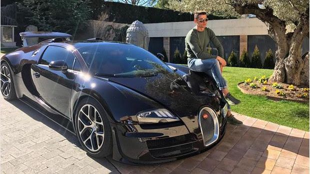 Cristiano Ronaldo Berpose dengan Bugatti Veyron
