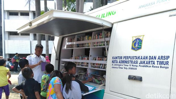 Ke Pengungsian, Bu Vero Gendong Anak dan Tinjau Perpustakaan