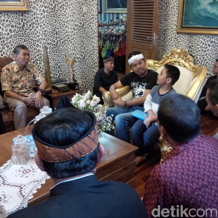 Ketika Dedi Mulyadi Memberikan Santunan dan Tantangan Kepada Rofi