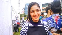 Ia tampil kasual dengan kaos turtleneck garis biru putih dipadukan luaran biru dongker.Mauludi/detikHOT