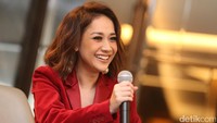 Senyum dan tatapan Bunga bikin gagal fokus. Pool/Palevi S/detikFoto.