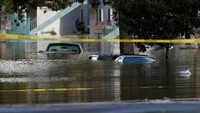 Garis polisi dipsang di lokasi banjir yang banyak menelan mobil. REUTERS/Stephen Lam.