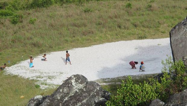 Hamparan pasir di atas Bukit Sumpula, Papua (Afif/detikTravel)