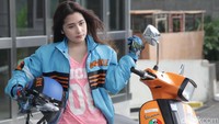 Prilly jangan lupa pakai helmnya ya. Foto: dok detikHOT Prilly jangan lupa pakai helmnya ya. Foto: dok detikHOT