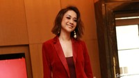Ibu satu anak itu tampil kasual dengan blazer merah dengan celana panjang merah serta heels hitam. Pool/Palevi S/detikFoto.