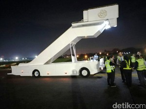 2 Tangga Pesawat Raja Saudi Sudah Tiba di Halim dan Ngurah Rai