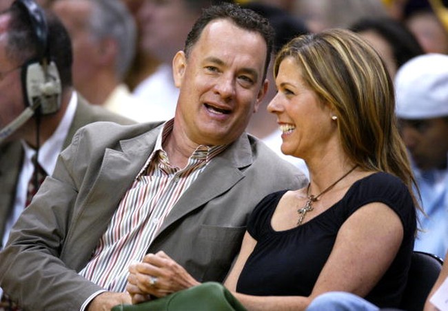 Cerita ini datang dari pengunjung di supermarket. Saat itu dia berada di antrean kasir untuk membayar sebotol minuman, ketika menyadari bahwa orang di depannya adalah Tom Hanks. Aku cuma bilang seperti orang aneh, Forest Gump adalah film favoritku, dan dia menoleh ke belakang, dan membalas, Itu juga film favorit yang pernah aku buat! Aku senang kamu menyukainya. Lalu kami mengobrol sambil menunggu antrean. Saat giliran dia membayar, dia mengambil botol minumku dan membayarnya. Itu pengalaman terindah dalam hidupku, katanya. Foto: Getty Images