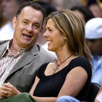 Cerita ini datang dari pengunjung di supermarket. Saat itu dia berada di antrean kasir untuk membayar sebotol minuman, ketika menyadari bahwa orang di depannya adalah Tom Hanks. Aku cuma bilang seperti orang aneh, Forest Gump adalah film favoritku, dan dia menoleh ke belakang, dan membalas, Itu juga film favorit yang pernah aku buat! Aku senang kamu menyukainya. Lalu kami mengobrol sambil menunggu antrean. Saat giliran dia membayar, dia mengambil botol minumku dan membayarnya. Itu pengalaman terindah dalam hidupku, katanya. Foto: Getty Images