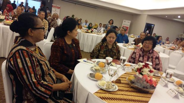 Kemenko PMK Serahkan 153 Alat Pengukur Tekanan Darah ke 64 Kementerian