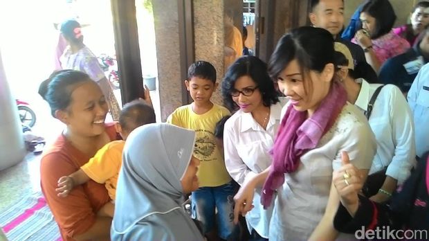 Ke Pengungsian, Bu Vero Gendong Anak dan Tinjau Perpustakaan