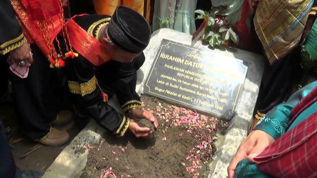 Keluarga menggelar upacara di makam Tan Malaka di Kediri. 