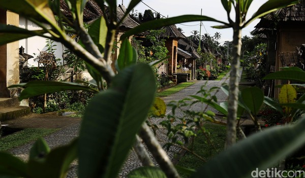 Kesadaran untuk menjaga kebersihan dan lingkungan itu pun telah menjadi sebuah kebiasaan turun temurun di masyarakat. Kesadaran untuk menjaga kebersihan dan lingkungan itu pun telah menjadi sebuah kebiasaan turun temurun di masyarakat.