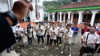 Saat tiba mereka kemudian belajar angklung.