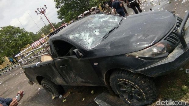 Demo Pleno KPU Tebo Jambi Rusuh, 1 Anggota Brimob Terluka