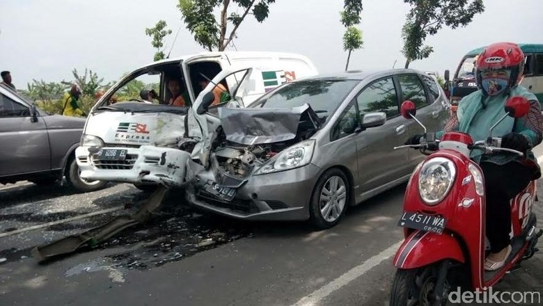 Sopir Salah Injak Gas Honda Jazz Tabrak Mobil  Ekspedisi  