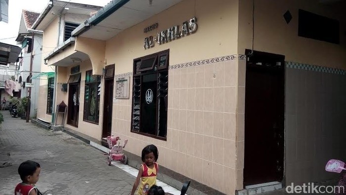 Warga Tengger Surabaya Dihebohkan Tas Misterius di Masjid