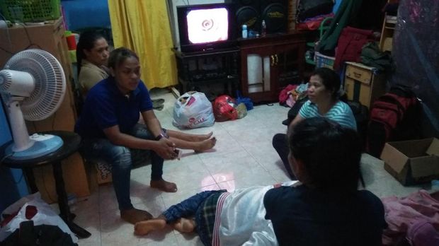 Keluarga Dennis berkumpul dan menangis.