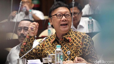 Mendagri Dicecar Komisi II Terkait Ahok